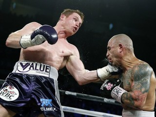 Saúl Álvarez (vľavo) rozdal Miguelovi Cottovi viac tvrdých úderov a suverénne zvíťazil na body.