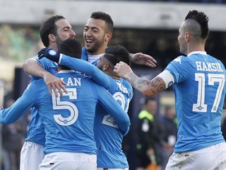 Gonzalo Higuaín (vľavo) oslavuje so spoluhráčmi svoj gól do siete Hellasu Verona.