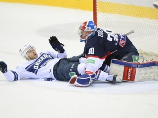 Jeden gól moskovského Dinama strelil aj reprezentant Denis Kokarev (vľavo). Na výhru to však bolo málo.