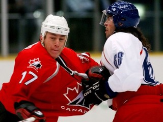 Hráč Brind'Amourových kvalít nechýbal ani v tíme Kanady na ZOH 1998 v Nagane. Na snímke v súboji s Čechom Jágrom.