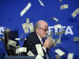 V júli bolo Blatterovi horúco. Britský komik Simon Brodkin začal počas tlačovej konferencie v Zürichu na šéfa FIFA hádzať falošné bankovky. Brodkina vtedy z miestnosti vyviedli pracovníci ochranky.
