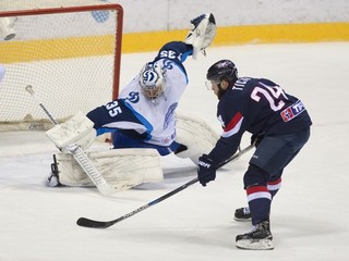 Rok Tičar strieľa otvárací gól zápasu.