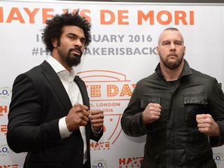 David Haye (vľavo) pózuje spolu so svojim budúcim súperom Markom de Morim.