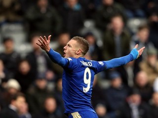 Futbalisti Leicesteru City nečakane vedú tabuľku Premier League. Aj vďaka výkonom najväčšej opory Jamieho Vardyho.