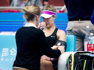 Eugenie Bouchardová nastúpila od zranenia na US Open na jediný zápas. V čínskom Pekingu odstúpila pre nevoľnosť.