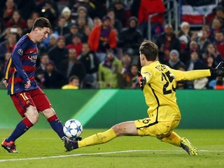 Lionel Messi prekonáva brankára AS Rím Wojciecha Szczesneho.