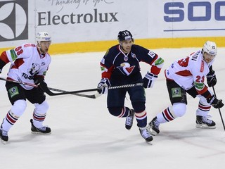 Stanislav Čistov (vpravo) sa v drese Čeľabinsku predstavil aj na ľade Slovana Bratislava.