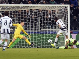 Mario Mandžukič (s číslom 17) strieľa jediný gól zápasu medzi Juventusom Turín a Manchestrom City.