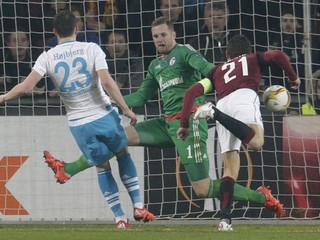 David Lafata (vpravo) strieľa v zápase Európskej ligy gól do siete Schalke 04.