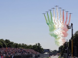 Talianska akrobatická letka Frecce Tricolori letí pred začiatkom Veľkej ceny Talianska na okruhu v Monze 6. septembra 2015.