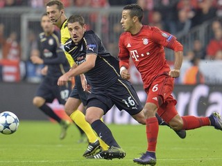 Arijan Ademi (s číslom 16) si v drese Dinama Záhreb zahral aj v Lige majstrov. Na snímke križuje futbalistu Bayernu Mníchov Thiaga Alcantaru.