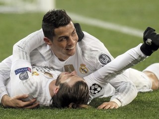 Cristiano Ronaldo oslavuje jeden zo svojich gólov do siete Šachtaru Doneck so spoluhráčom Garethom Baleom.