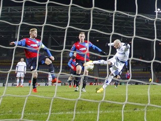 Nenad Adamovič (vpravo) strieľa v 93. minúte gól do siete Plzne.