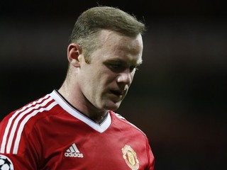 Futbalisti Manchestru United len remizovali s PSV Eindhoven 0:0. Na snímke smúti útočník Wayne Rooney