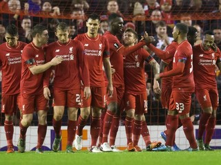 Futbalisti FC Liverpool oslavujú gól Christiana Bentekeho do siete Girondins Bordeaux.