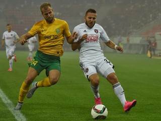 V prvom tohtosezónnom zápase vyhrala Trnava nad Žilinou 2:0. Na snímke vpravo hráč Trnavy Tomáš Mikinič a hráč Žiliny Martin Králik.