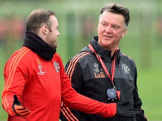 Tréner Manchestru United Louis van Gaal v debate s útočníkom Waynom Rooneym.