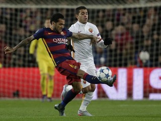 Hráč Barcelony Dani Alves (vľavo) a Iago Falque z AS Rím v súboji o loptu.