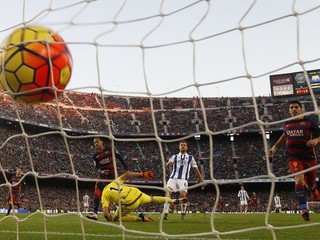 Brazílsky legionár v službách Barcelony Neymar práve prekonal gólmana hosťujúceho Realu Sociedad San Sebastian.