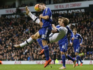 Cesar Azpilicueta z Chelsea (v popredí) hlavičkuje pred útočníkom Tottenhamu Harrym Kaneom.