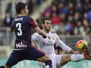 Gareth Bale (vpravo) v súboji s Aleksandarom Pantičom z Eibaru.