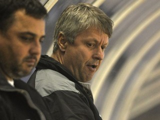 Gregor (vpravo) stále čaká na svoje peniaze od ruského klubu Admiral Vladivostok.