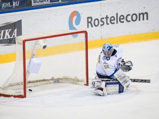 Laco nedokázal kryť len jeden puk z hokejky Fína Hietanena.