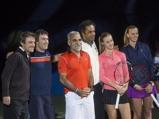 Okrem Češky Petry Kvitovej (vpravo) a Slovenky Karolíny Schmiedlovej (druhá sprava) sa exhibície zúčastnili zľava Mats Wilander, Pat Cash, Mansour Bahrami a Yannick Noah.