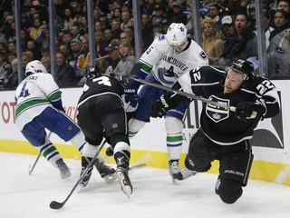Hráči LA Kings si na vlastnom ľade poradili s Vancouverom, ktorý zdolali po predĺžení.