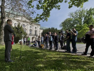 Na snímke premiér SR Robert Fico počas tlačovej konferencie k Národnému futbalovému štadiónu na Úrade vlády v Bratislave 5. mája 2015.