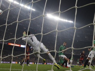 Sandro Ramirez (tretí sprava) strieľa jeden zo svojich troch gólov.