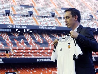 Gary Neville pózuje fotografom na štadióne Mestalla vo Valencii.