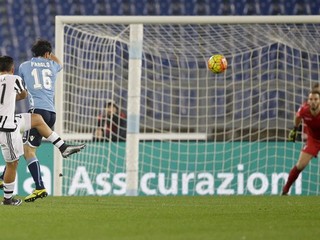 Hráč Juventusu Turín Paulo Dybala (vľavo) strieľa druhý gól do siete Lazia Rím.