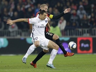 Zlatan Ibrahimovič (v bielom) strelil v tejto sezóne už 12 ligových gólov a vedie poradie strelcov celej francúzskej súťaže.