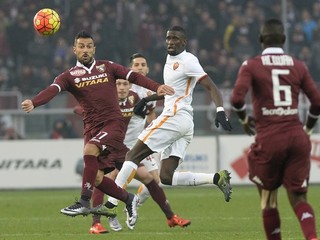 Fabio Quagliarella (vľavo) z AC Turín bojuje o loptu s Antoniom Rudigerom z AS Rím (v bielom).