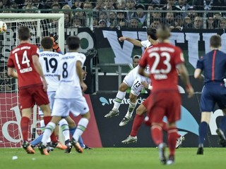 Hráč Mönchengladbachu Lars Stindl (s číslom 13) strieľa jeden z gólov do siete Bayernu Mníchov.