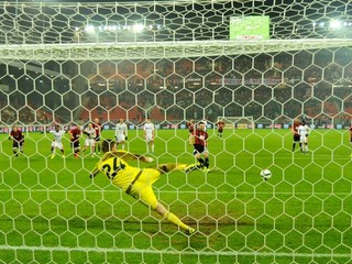 Hráč Spartaka Trnava Haris Harba strieľa z pokutového kopu gól do siete AS Trenčín.