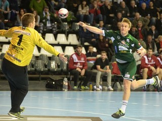 Hráč Tatrana Prešov Jakub Hrstka sa dostáva do šance a pokúša sa prekonať gólmana súpera.
