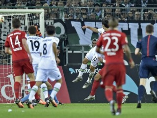 Hráč Mönchengladbachu Lars Stindl (s číslom 13) strieľa jeden z gólov do siete Bayernu Mníchov.