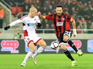 Na snímke vpravo hráč Trnavy Haris Harba a hráč Trenčína Milan Rundič.