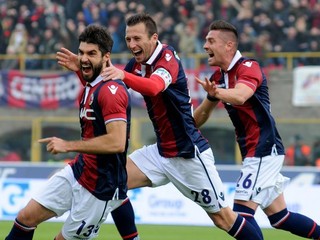 Luca Rossettini (vľavo) sa teší so spoluhráčmi po strelení gólu do siete Neapolu.