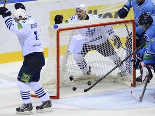 Niclas Bergfors (vľavo) rozhodol o triumfe Amuru Chabarovsk.