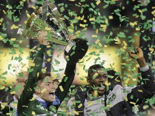 Radosť z víťaznej trofeje si užil aj bývalý hráč AS Trenčín Fanendo Adi (vpravo). Na snímke s Lucasom Melanom.