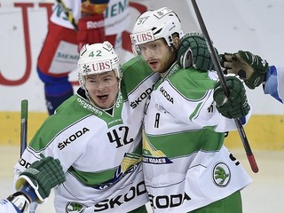 Hráči Ufy sa tešia z gólu.