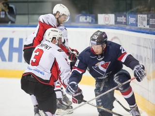 O výhre Avangardu Omsk na ľade Vladivostoku rozhodol český legionár Michal Kempný (č.3).