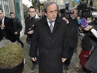 Michela Platiniho po príchode do Ženevy okamžite obkolesili novinári.