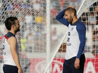 Na snímke z júna 2014 debatuje na reprezentačnom zraze Karim Benzema (vpravo) s Mathieum Valbuenom.