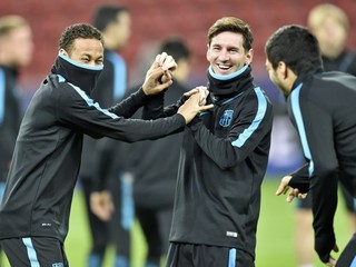 Neymar (vľavo) sa na tréningu FC Barcelona pred stredajším zápasom Ligy majstrov zabáva so spoluhráčmi z útoku Lionelom Messim (v strede) a Luisom Suárezom.