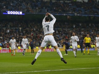 Cristiano Ronaldo svojim tradičným spôsobom oslavuje jeden z gólov do siete Malmö.
