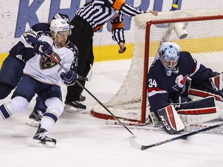 Denis Kazionov pred bránkou Slovana.